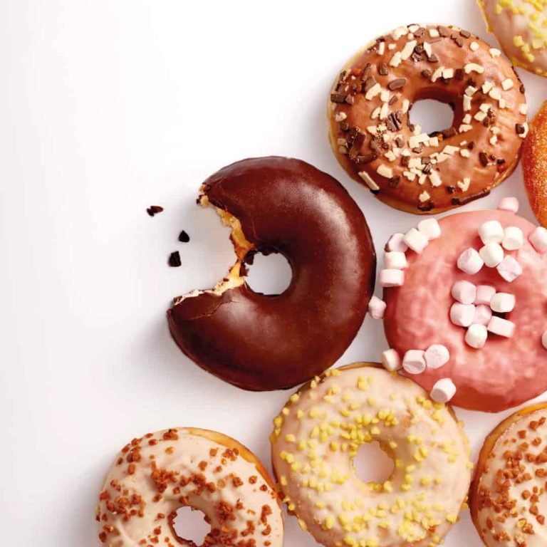 Un groupe de donuts sur une surface blanche.