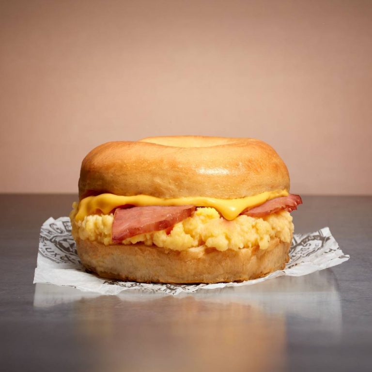 Un sandwich bagel avec œuf et bacon.
